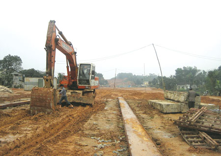 Giải phóng mặt bằng đường cao tốc Nội Bài - Lào Cai đoạn qua xã Âu Lâu (thành phố Yên Bái).